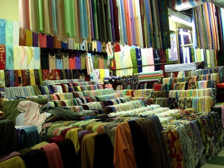 Tầng 3 khu bán vải từ lụa tinh hoa đến vải gấm rực rỡ (nguồn sưu tầm) Tầng 3 khu bán vải từ lụa tinh hoa đến vải gấm rực rỡ (nguồn sưu tầm)