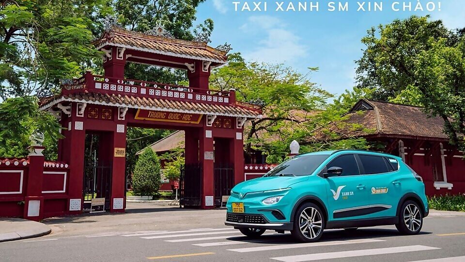 Taxi hoặc ô tô là phương tiện di chuyển thuận tiện với các nhóm đông người (nguồn sưu tầm) Taxi hoặc ô tô là phương tiện di chuyển thuận tiện với các nhóm đông người (nguồn sưu tầm)