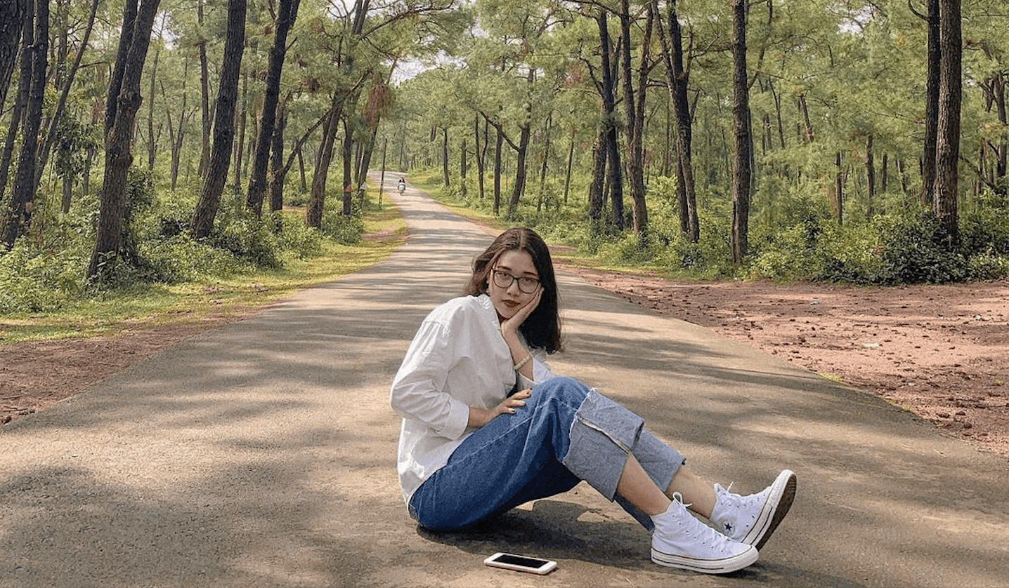 Thoả sức tạo dáng dưới rừng thông bạt ngàn Thoả sức tạo dáng dưới rừng thông bạt ngàn