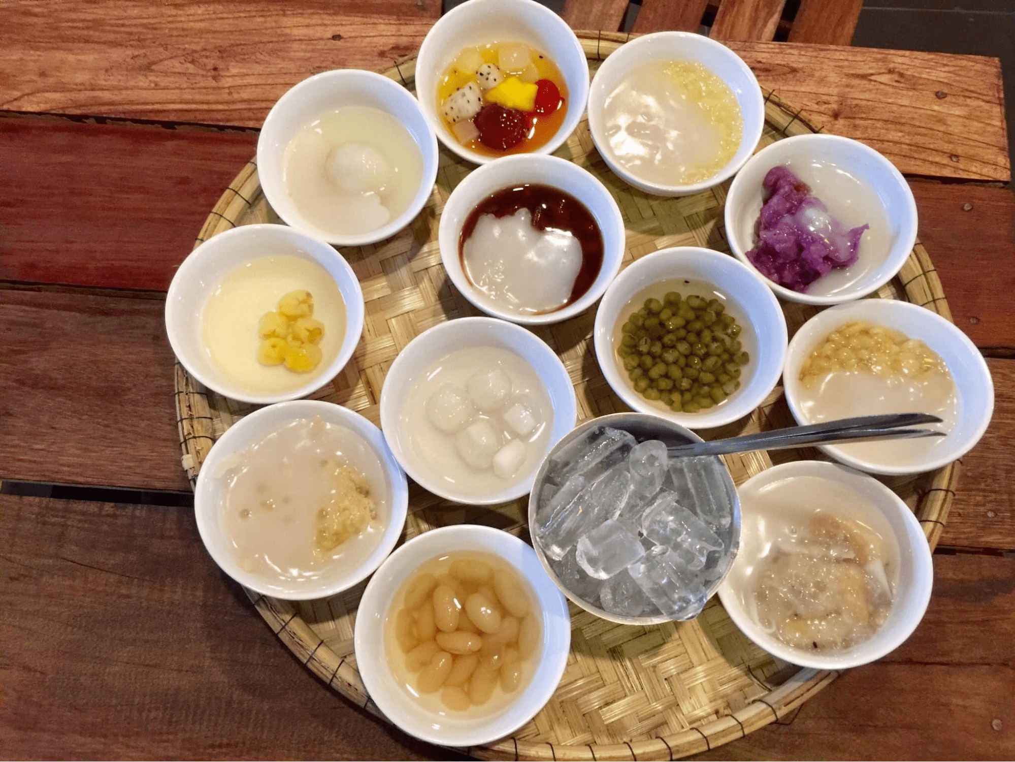 Thưởng thức chè Huế cùng dân địa phương (Ảnh sưu tầm) Thưởng thức chè Huế cùng dân địa phương (Ảnh sưu tầm)