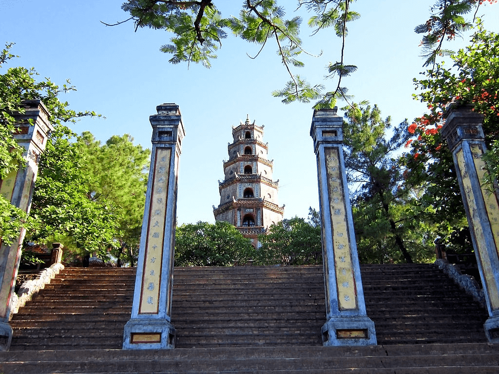 Trước cửa Nghi Môn (Ảnh Sưu tầm)