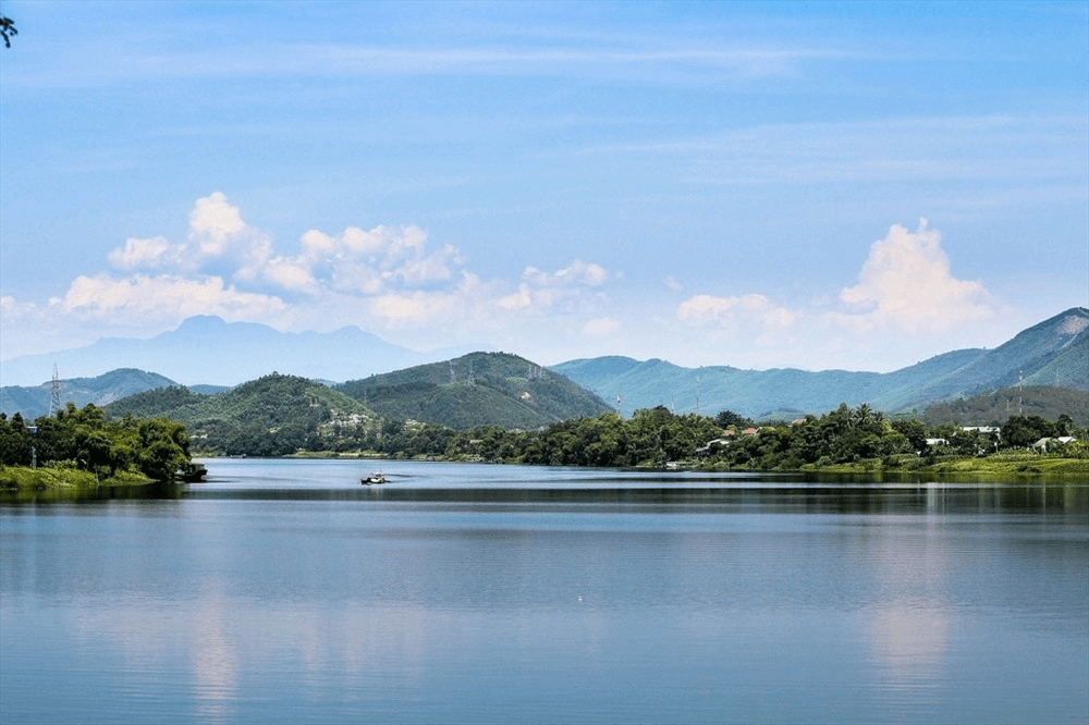 Vẻ đẹp của sông Hương khi nhìn từ xa (Ảnh Báo Lao động) Vẻ đẹp của sông Hương khi nhìn từ xa (Ảnh Báo Lao động)
