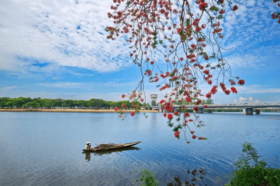 Vẻ đẹp sông Hương trong chiều qua góc nhìn của du khách (Ảnh shutterstock) Vẻ đẹp sông Hương trong chiều qua góc nhìn của du khách (Ảnh shutterstock)