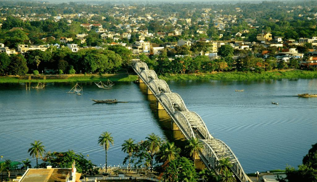 Cây cầu Tràng Tiền bắc ngang qua sông Hương trở thành biểu tượng của xứ Huế Cây cầu Tràng Tiền bắc ngang qua sông Hương trở thành biểu tượng của xứ Huế