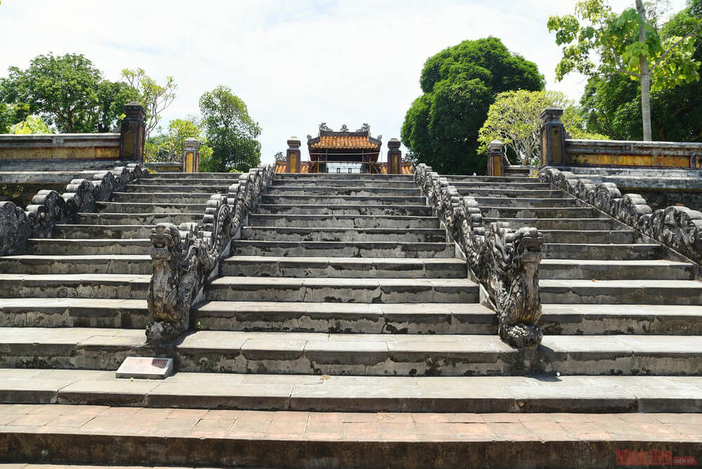 85 trụ biểu đá được dựng dọc theo các con đường dẫn vào khu vực lăng (sưu tầm) 85 trụ biểu đá được dựng dọc theo các con đường dẫn vào khu vực lăng (sưu tầm)