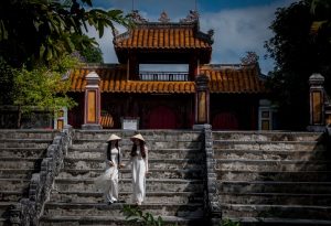 Áo dài là một trong những trang phục được du khách tin chọn khi đến lăng Gia Long (sưu tầm)