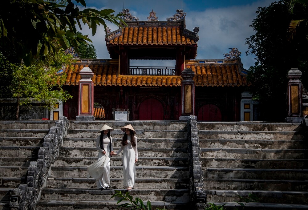 Áo dài là một trong những trang phục được du khách tin chọn khi đến lăng Gia Long (sưu tầm) Áo dài là một trong những trang phục được du khách tin chọn khi đến lăng Gia Long (sưu tầm)