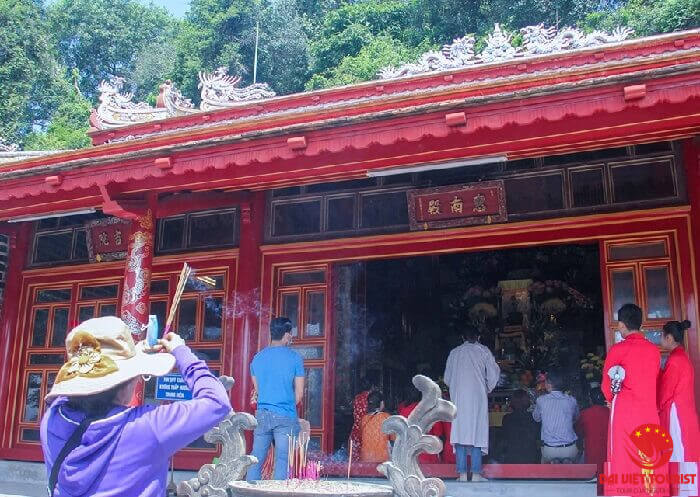 Bạn nên lựa những trang phục trang nghiêm, nhã nhặn khi tham quan điện Hòn Chén (sưu tầm)