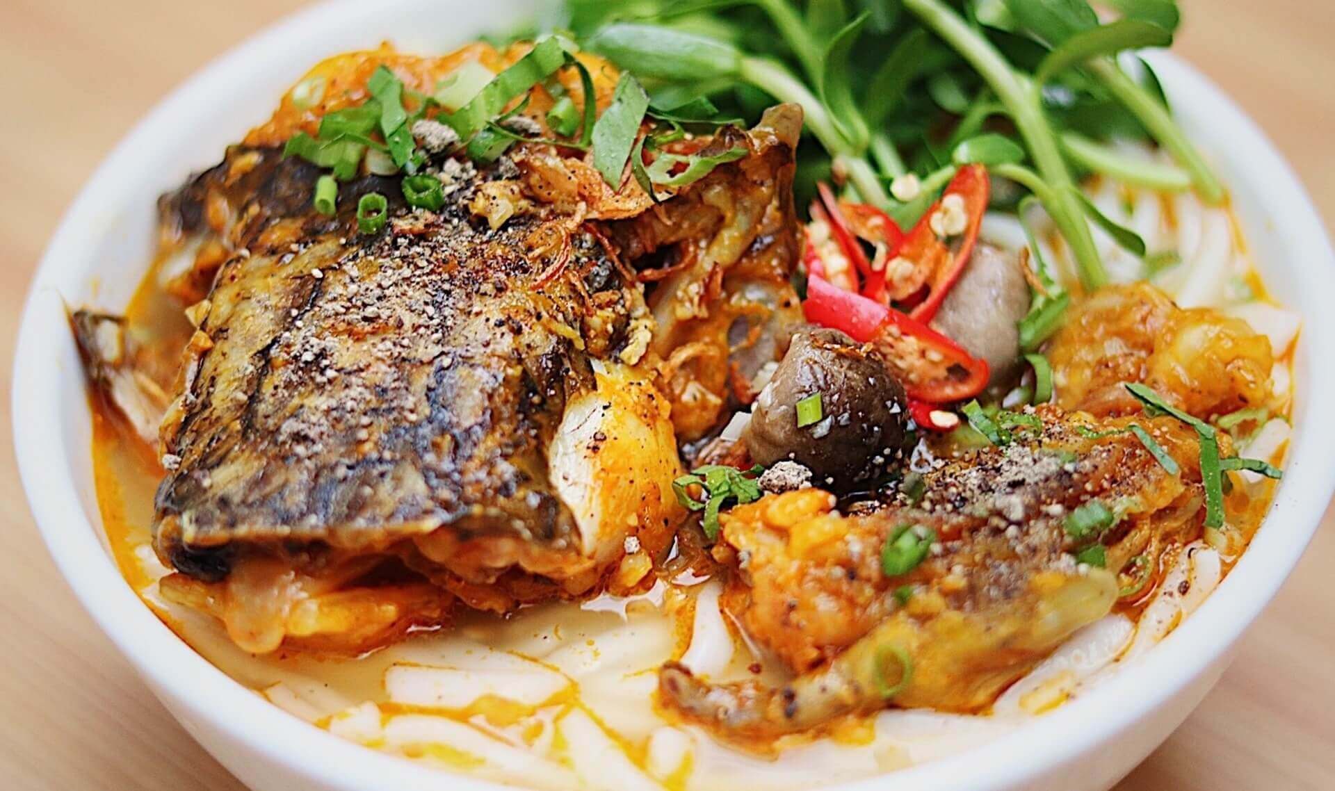 Bánh canh cá lóc được chế biến với cá lóc tươi ngon, nước dùng ngọt tự nhiên và sợi bánh canh dai mềm (sưu tầm) Ăn gì ở Huế: Bánh canh cá lóc được chế biến với cá lóc tươi ngon, nước dùng ngọt tự nhiên và sợi bánh canh dai mềm (sưu tầm)