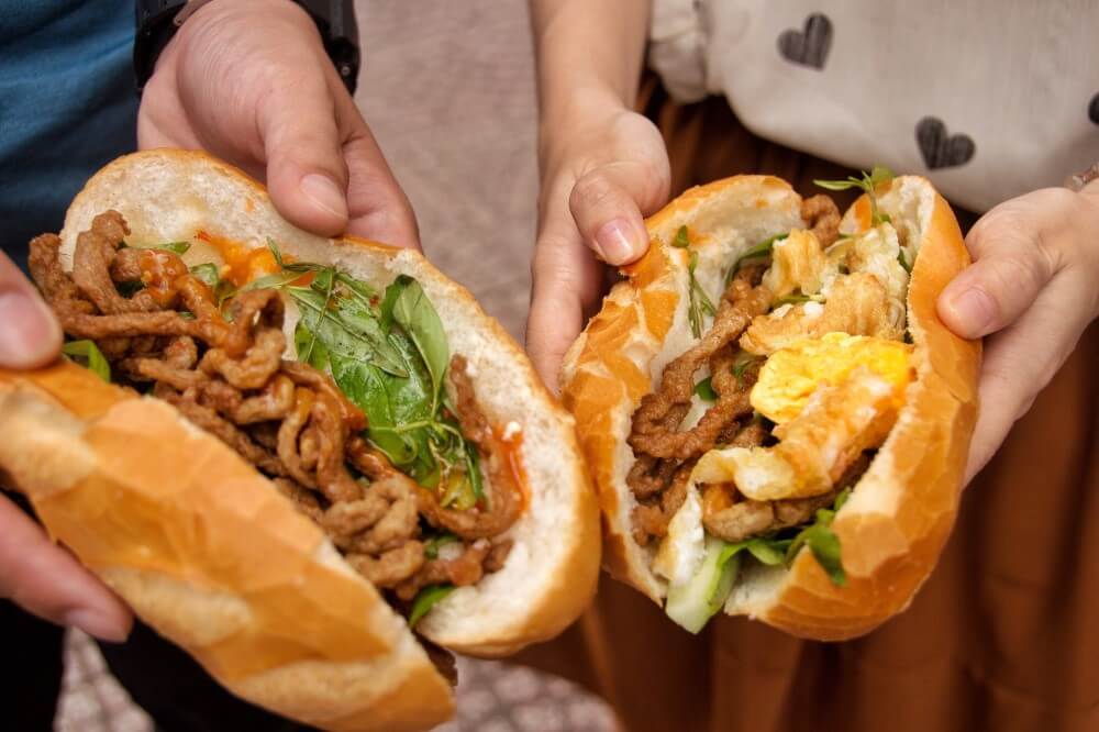 Bánh mì Tràng Tiền ở Huế này luôn đông khách nhờ thịt nướng thơm lừng (sưu tầm) Ăn gì ở Huế: Bánh mì Tràng Tiền ở Huế này luôn đông khách nhờ thịt nướng thơm lừng (sưu tầm)