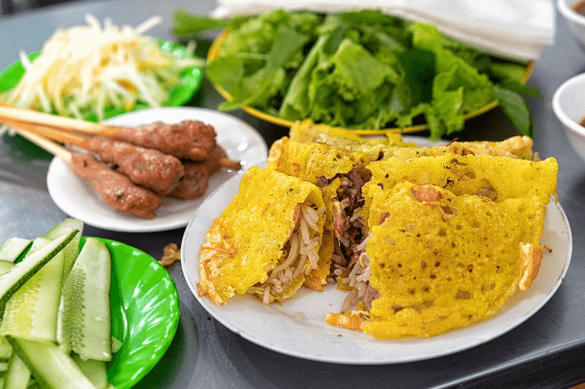 Bánh xèo Đà Nẵng với lớp vỏ giòn rụm cùng nem lụi thơm nức (Ảnh Sưu tầm)