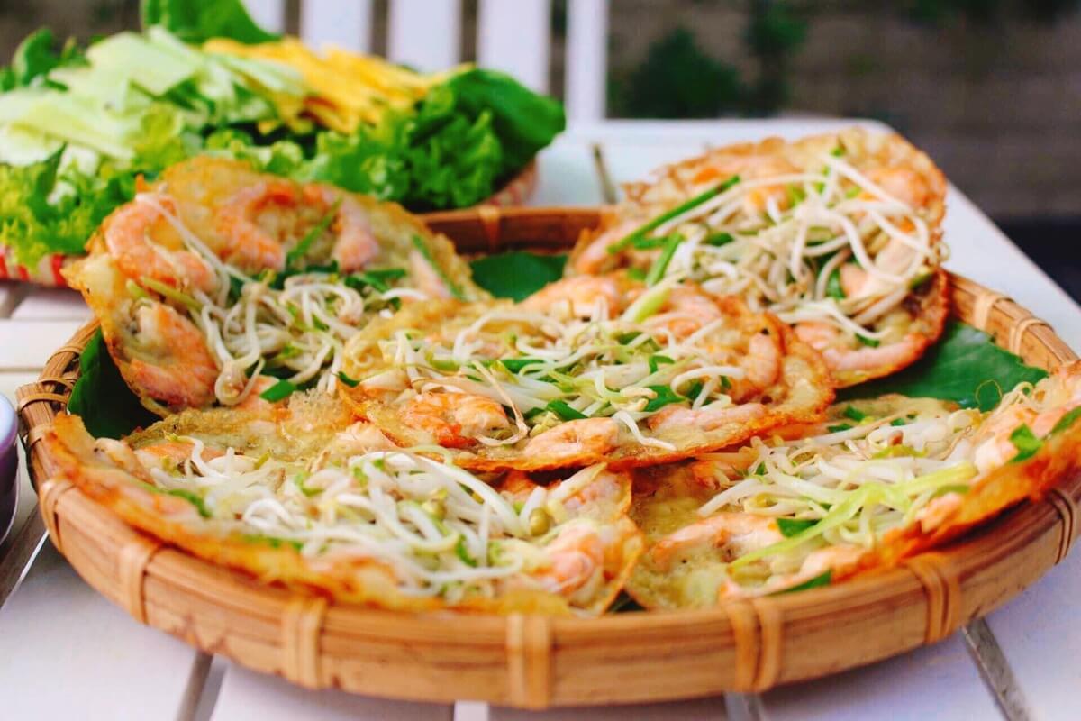 Bánh xèo bà Dưỡng tôm nhảy với nhân đầy ụ (sưu tầm)