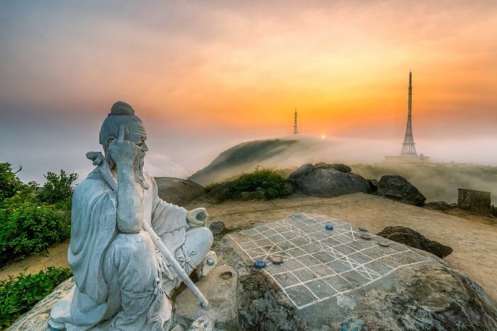 Bình minh rực rỡ từ Đỉnh Bàn Cờ Đà Nẵng (Ảnh Sưu tầm)