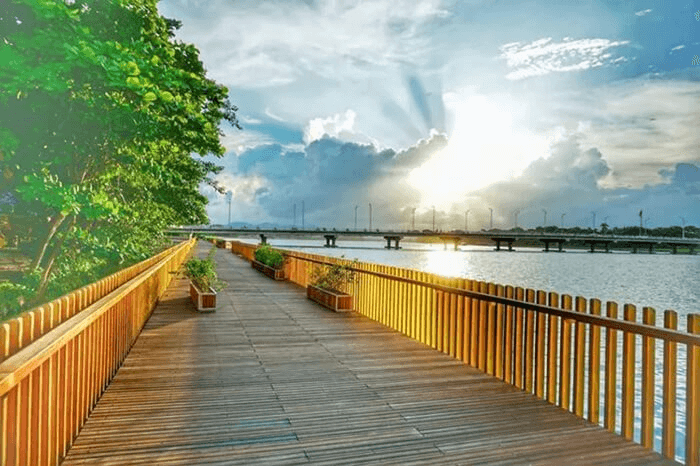 Cầu Gỗ Lim rất thích hợp cho việc dạo bộ và ngắm hoàng hôn (Ảnh Sưu tầm) Địa điểm du lịch Huế: Cầu Gỗ Lim rất thích hợp cho việc dạo bộ và ngắm hoàng hôn (Ảnh Sưu tầm)