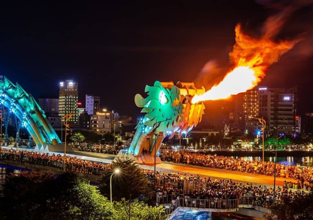 Cầu Rồng Đà Nẵng phun lửa (Ảnh Sưu tầm) Cầu Rồng Đà Nẵng phun lửa (Ảnh Sưu tầm)