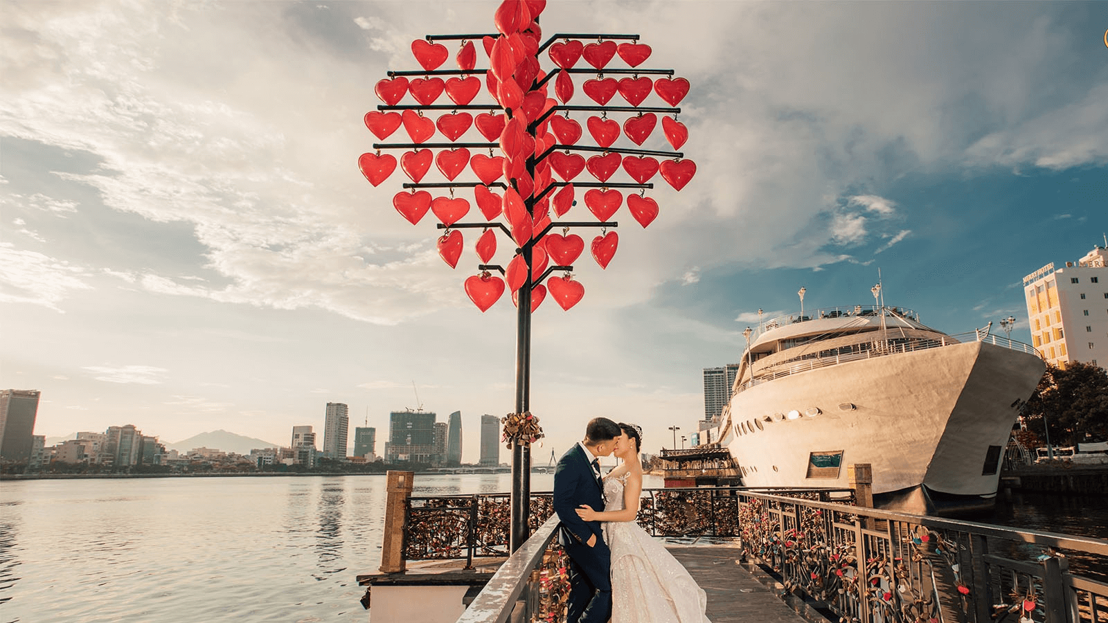 Cầu Tình Yêu là địa điểm chụp ảnh yêu thích của các cặp đôi (Ảnh Sưu tầm) Cầu Tình Yêu Đà Nẵng là địa điểm chụp ảnh yêu thích của các cặp đôi (Ảnh Sưu tầm)