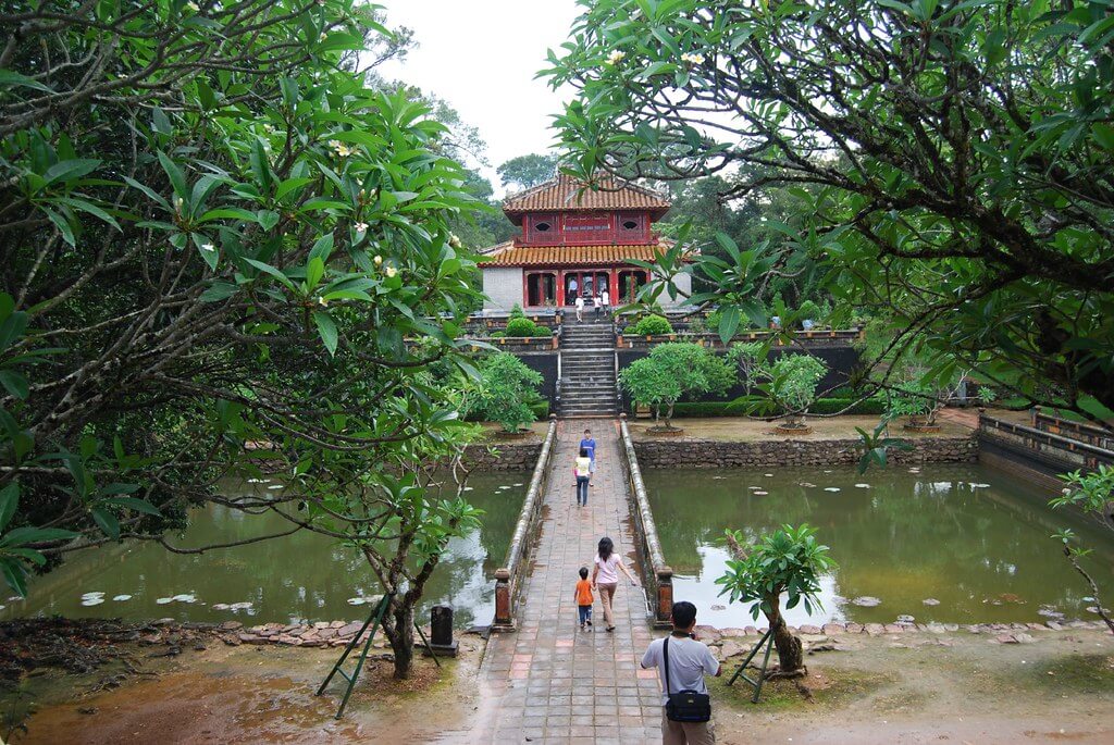 Cầu Trung Đạo qua hồ Trừng Minh lăng Minh Mạng (Ảnh Sưu tầm) Cầu Trung Đạo qua hồ Trừng Minh lăng Minh Mạng (Ảnh Sưu tầm)