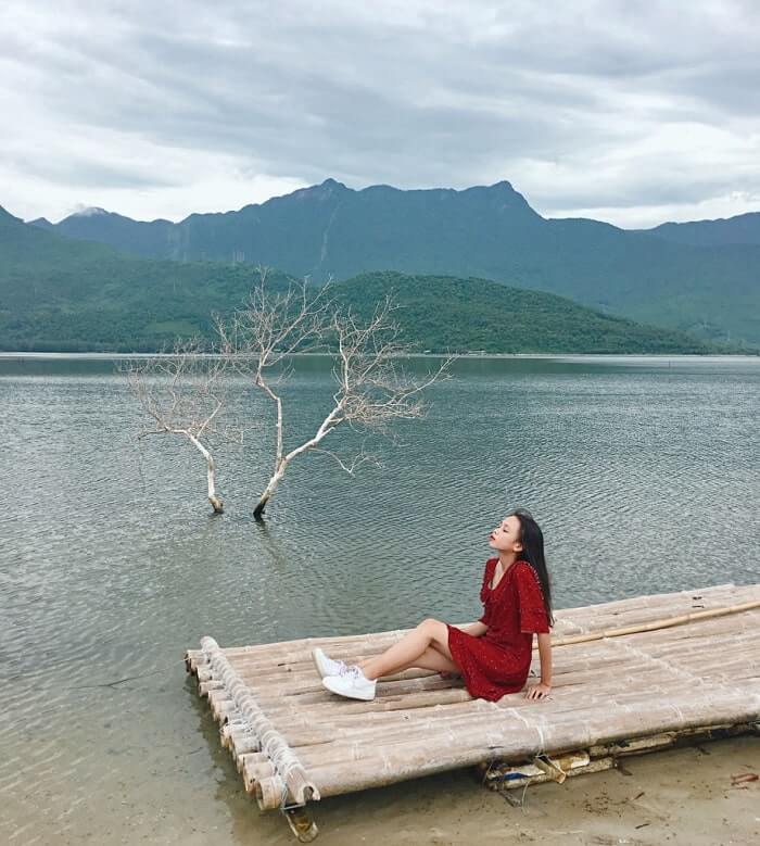Cây cô đơn địa điểm sống ảo giữa Đầm Lập An (sưu tầm) Cây cô đơn địa điểm sống ảo giữa Đầm Lập An (sưu tầm)