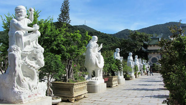 Chánh điện uy nghiêm và 18 vị La Hán (Ảnh Sưu tầm) Chánh điện uy nghiêm và 18 vị La Hán (Ảnh Sưu tầm)