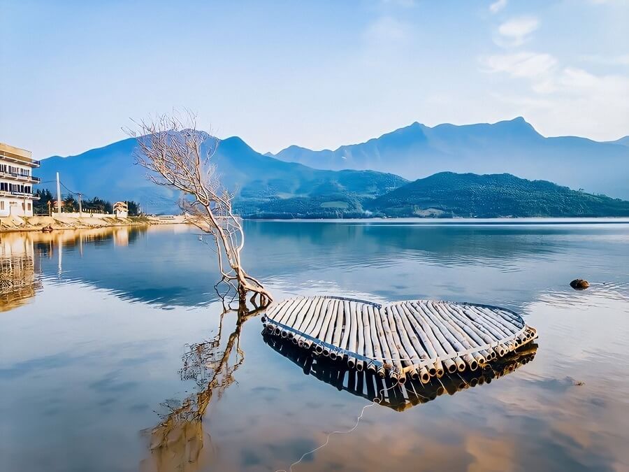 Chiếc thuyền nan nhỏ neo đậu ven đầm (sưu tầm) Chiếc thuyền nan nhỏ neo đậu ven đầm (sưu tầm)