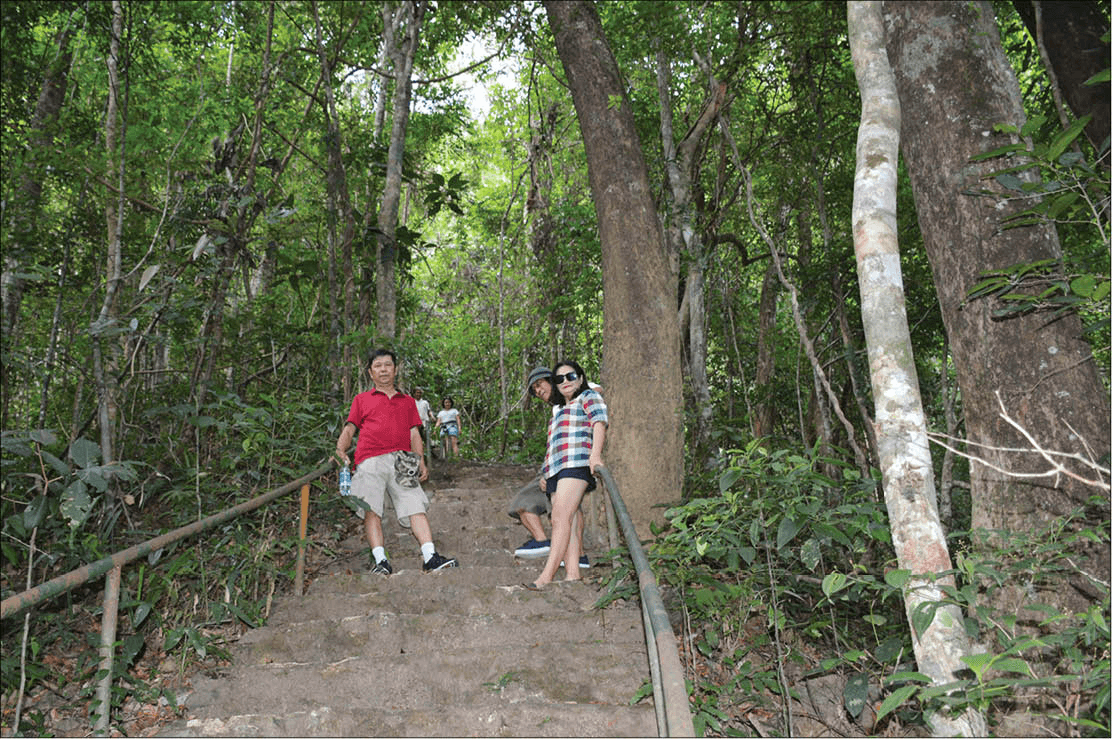 Chinh phục 689 bậc thang tại Thác Đỗ Quyên Chinh phục 689 bậc thang tại Thác Đỗ Quyên