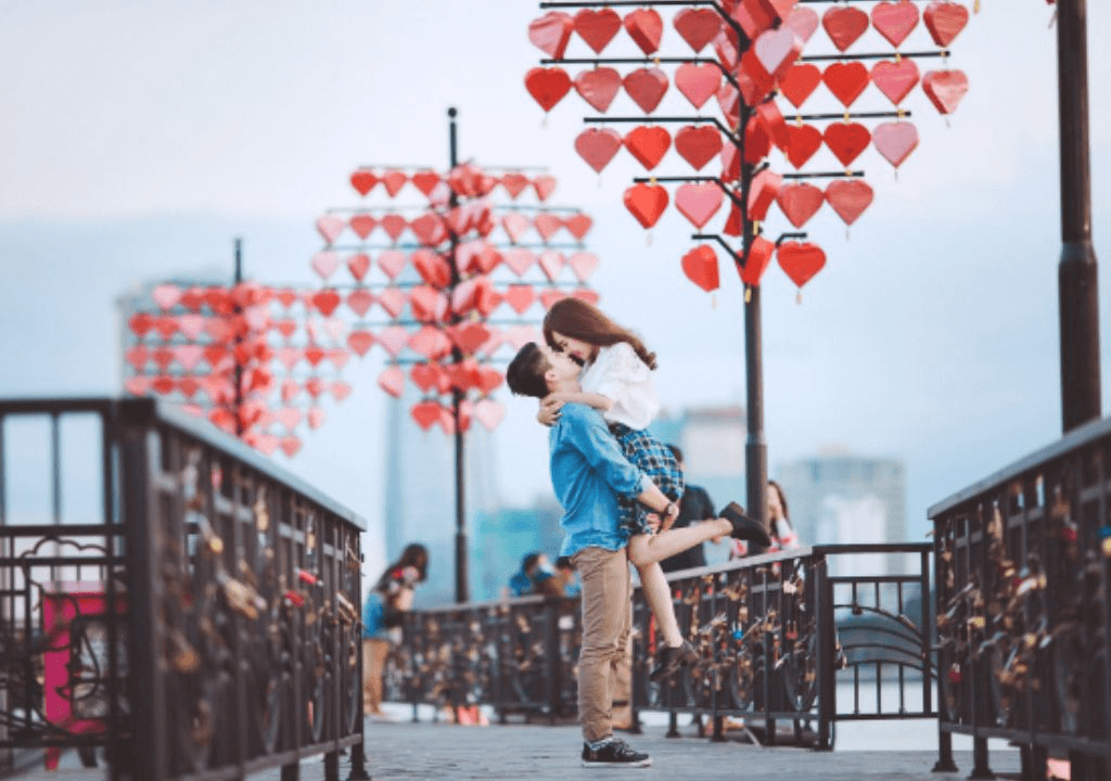 Chụp ảnh cầu Tình yêu Đà Nẵng với hiệu ứng “tunnel of love” (Ảnh Sưu tầm) Chụp ảnh cầu Tình yêu Đà Nẵng với hiệu ứng “tunnel of love” (Ảnh Sưu tầm)