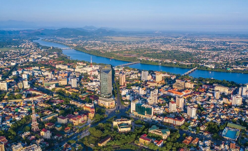 Cố đô Huế nổi tiếng với bảy lăng mộ uy nghi của các vị vua triều Nguyễn (Ảnh Sưu tầm)