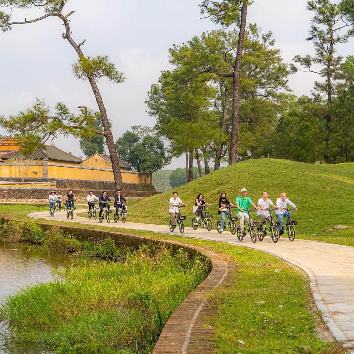 Con đường thông xanh mát dẫn vào lăng Gia Long (sưu tầm) Con đường thông xanh mát dẫn vào lăng Gia Long (sưu tầm)