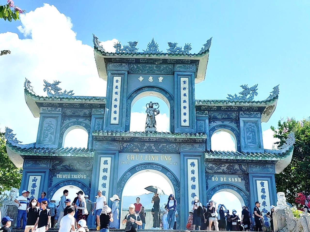 Cổng tam quan Chùa Linh Ứng Bãi Bụt – Sơn Trà (Ảnh Sưu tầm) Cổng tam quan Chùa Linh Ứng Bãi Bụt – Sơn Trà (Ảnh Sưu tầm)