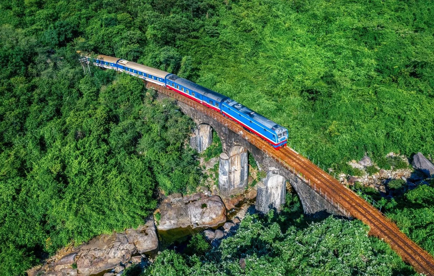 The most beautiful railway route in Vietnam from Da Nang to Hue (Source: Collected)
