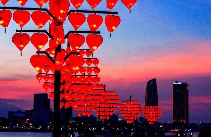 Dàn đèn lồng hình trái tim màu đỏ minh chứng tình yêu (Ảnh Sưu tầm) Dàn đèn lồng hình trái tim màu đỏ minh chứng tình yêu (Ảnh Sưu tầm)