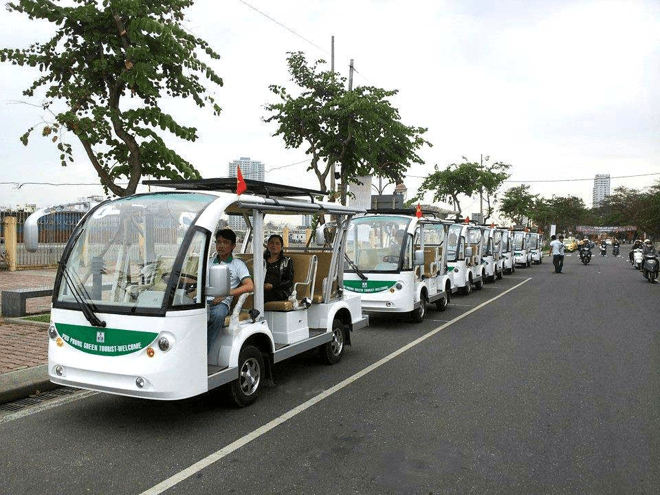 Di chuyển bằng xe điện dọc biển Mỹ Khê Đà Nẵng vào buổi tối là hoạt động không thể bỏ lỡ (Ảnh Sưu tầm)