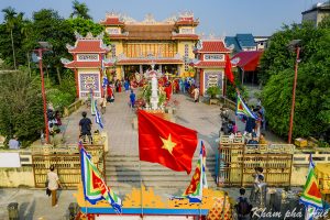 Điện Hòn Chén là nơi thờ Thánh Mẫu Thiên Y A Na và vua Đồng Khánh (sưu tầm)