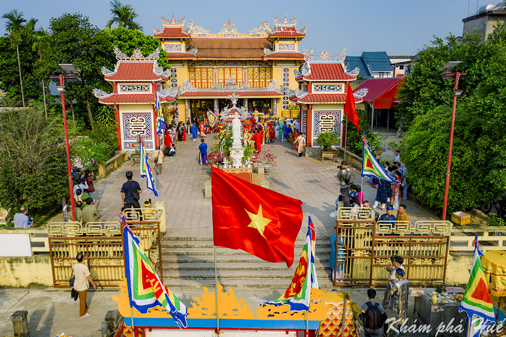 Điện Hòn Chén là nơi thờ Thánh Mẫu Thiên Y A Na và vua Đồng Khánh (sưu tầm)