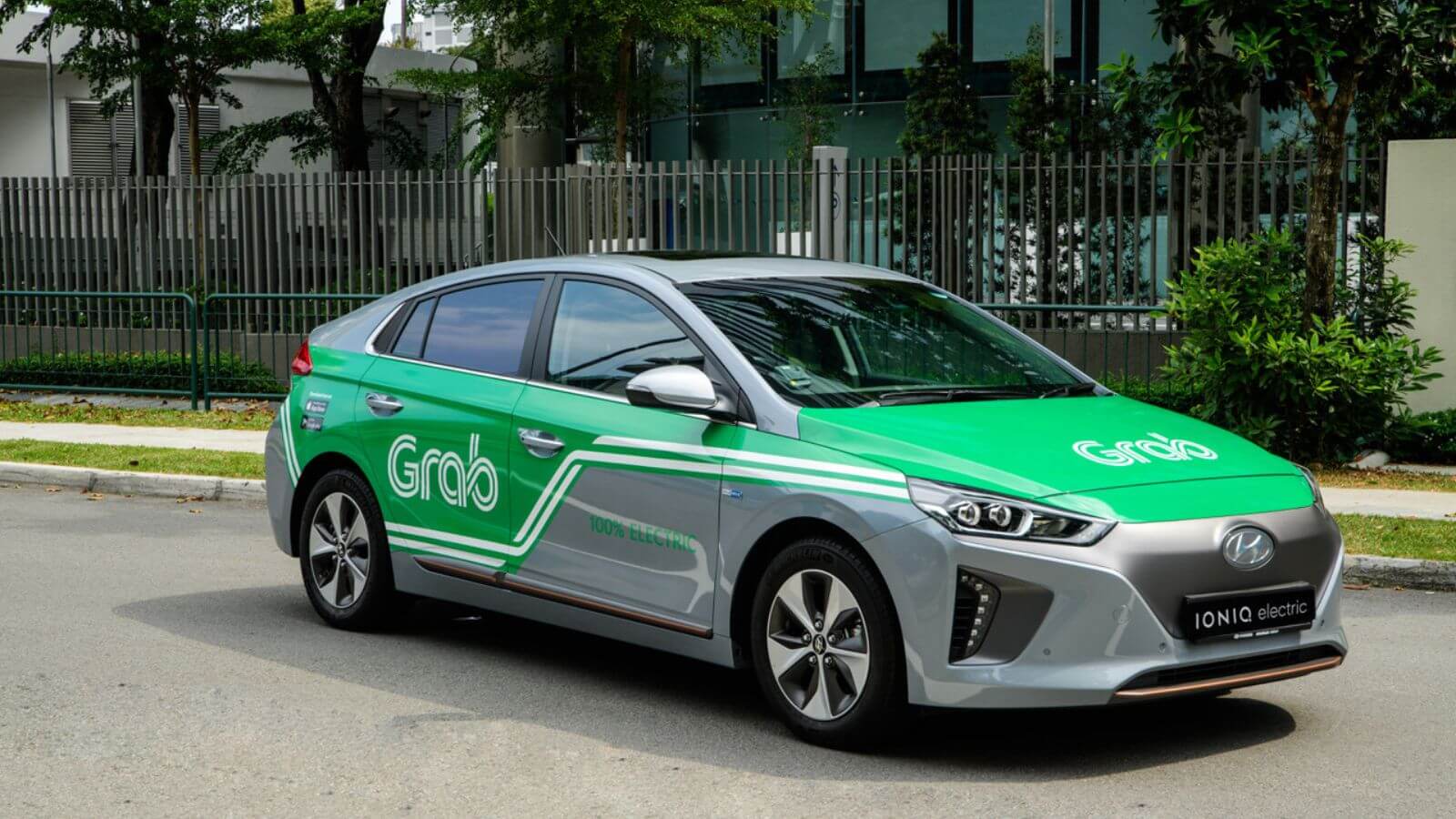 Dù bạn chọn Grab hay Taxi các bác tài sẽ chở bạn đến nơi bạn muốn một cách an toàn nhất (sưu tầm)