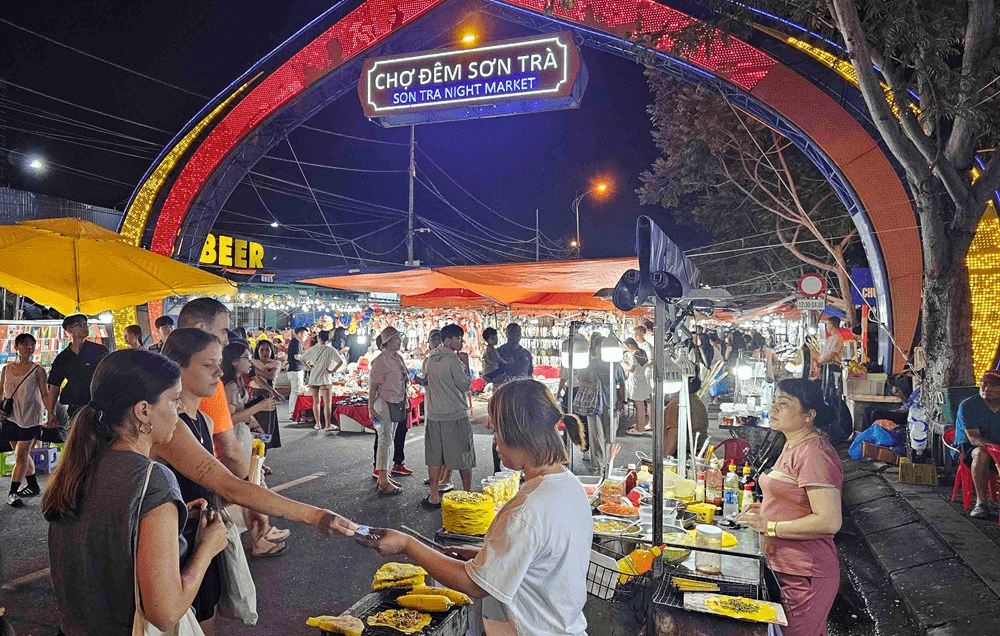 Du khách có thể ghé chợ đêm Sơn Trà tham quan các gian hàng (Ảnh Sưu tầm) Du khách có thể ghé chợ đêm Sơn Trà tham quan các gian hàng (Ảnh Sưu tầm)