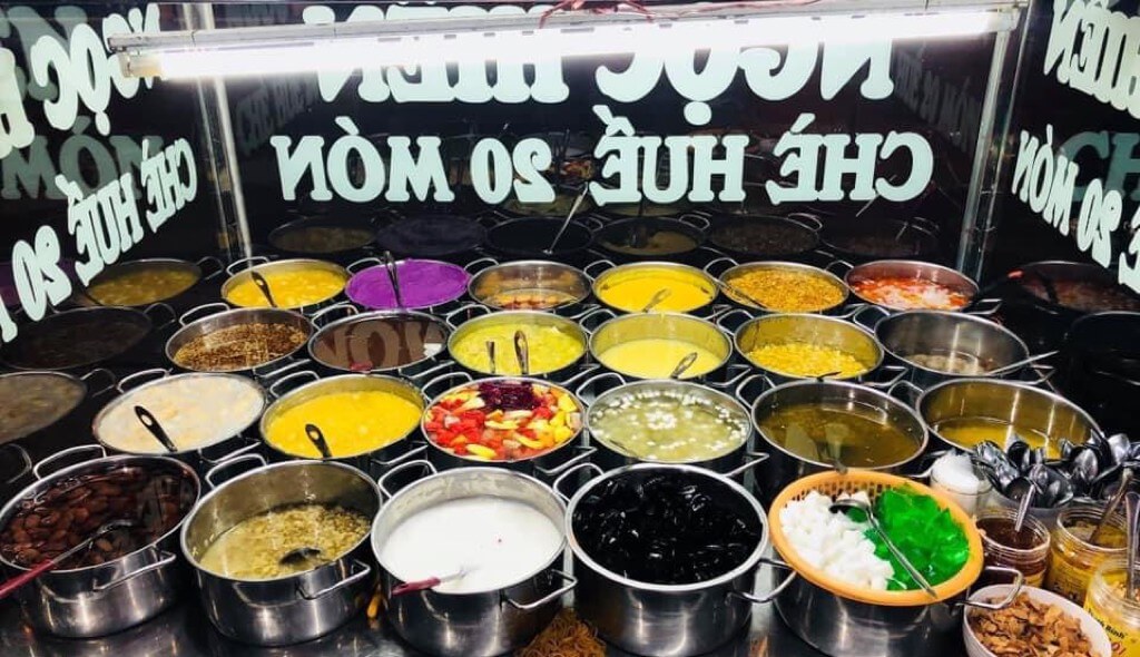 Gánh chè Ngọc Hiền gánh nhỏ nhưng luôn đông khách, nổi bật với chè bắp và chè đậu ván (sưu tầm) Ăn gì ở Huế: Gánh chè Ngọc Hiền gánh nhỏ nhưng luôn đông khách, nổi bật với chè bắp và chè đậu ván (sưu tầm)