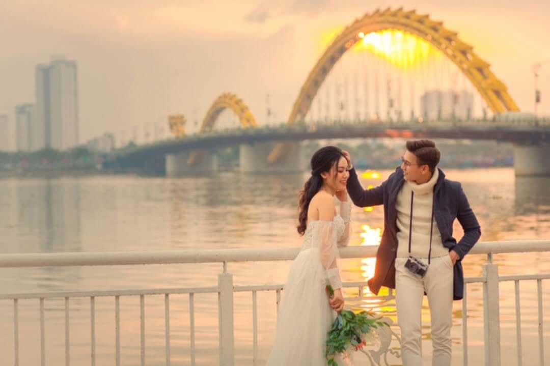 Hẹn ước tình yêu dưới hoàng hôn Cầu Rồng Đà Nẵng (Ảnh @glamourhoteldanang) Hẹn ước tình yêu dưới hoàng hôn Cầu Rồng Đà Nẵng (Ảnh @glamourhoteldanang)