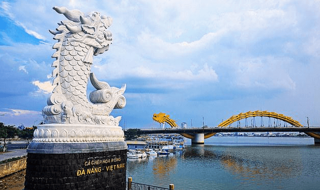 Hướng nhìn cầu Rồng tại cầu Tình Yêu và Tượng Cá Chép Hóa Rồng (Ảnh Sưu tầm) Hướng nhìn cầu Rồng tại cầu Tình Yêu và Tượng Cá Chép Hóa Rồng (Ảnh Sưu tầm)
