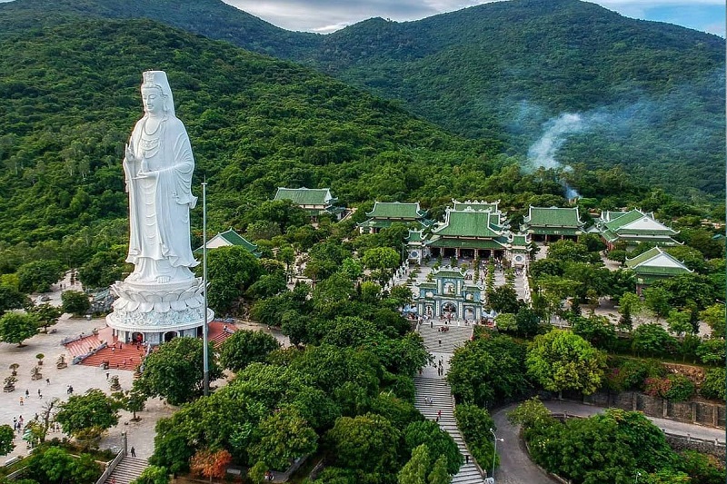 Huyền không giữa đá và biển – Chùa Linh Ứng Non Nước (Ảnh Sưu tầm) Huyền không giữa đá và biển – Chùa Linh Ứng Non Nước (Ảnh Sưu tầm)
