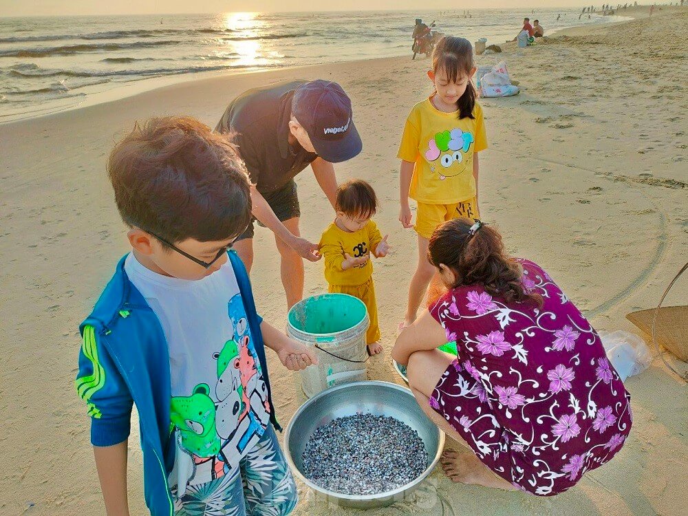 Khám phá đời sống ngư dân Bãi Rạng Đà Nẵng qua hoạt động mò cua bắt ốc (Ảnh Sưu tầm)