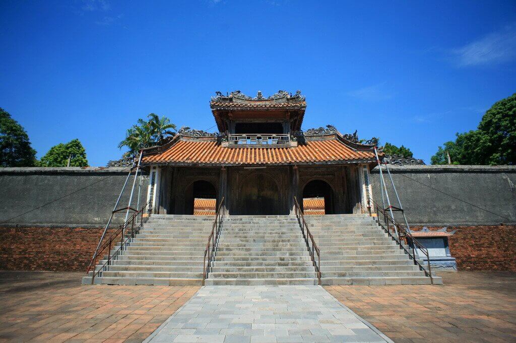 Khiêm Cung Môn nằm uy nghi, sừng sững giữa đất trời xứ Huế (Ảnh Sưu tầm) Khiêm Cung Môn nằm uy nghi, sừng sững giữa đất trời xứ Huế (Ảnh Sưu tầm)