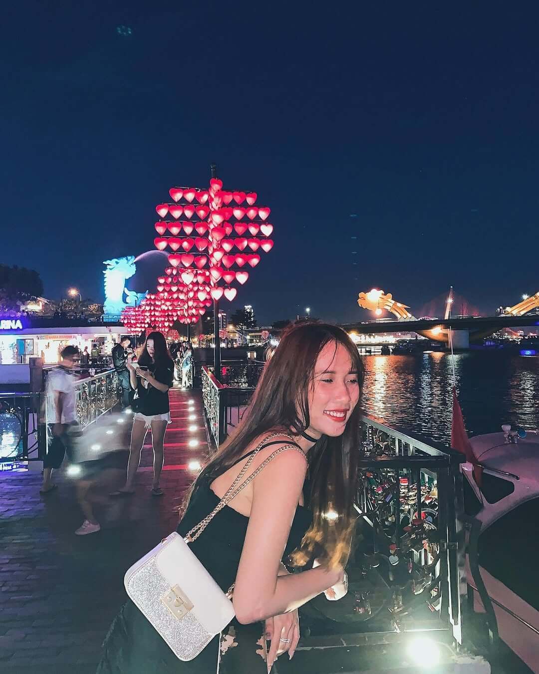 Khoảnh khắc lãng mạn tại cầu Tình Yêu (Ảnh Sưu tầm) Khoảnh khắc lãng mạn tại cầu Tình Yêu (Ảnh Sưu tầm)