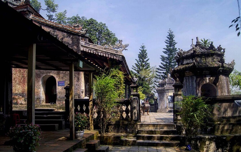 Không chỉ là nơi thờ cúng linh thiêng, Minh Kính Đài còn là điểm nhấn trong tổng thể kiến trúc của điện (sưu tầm)