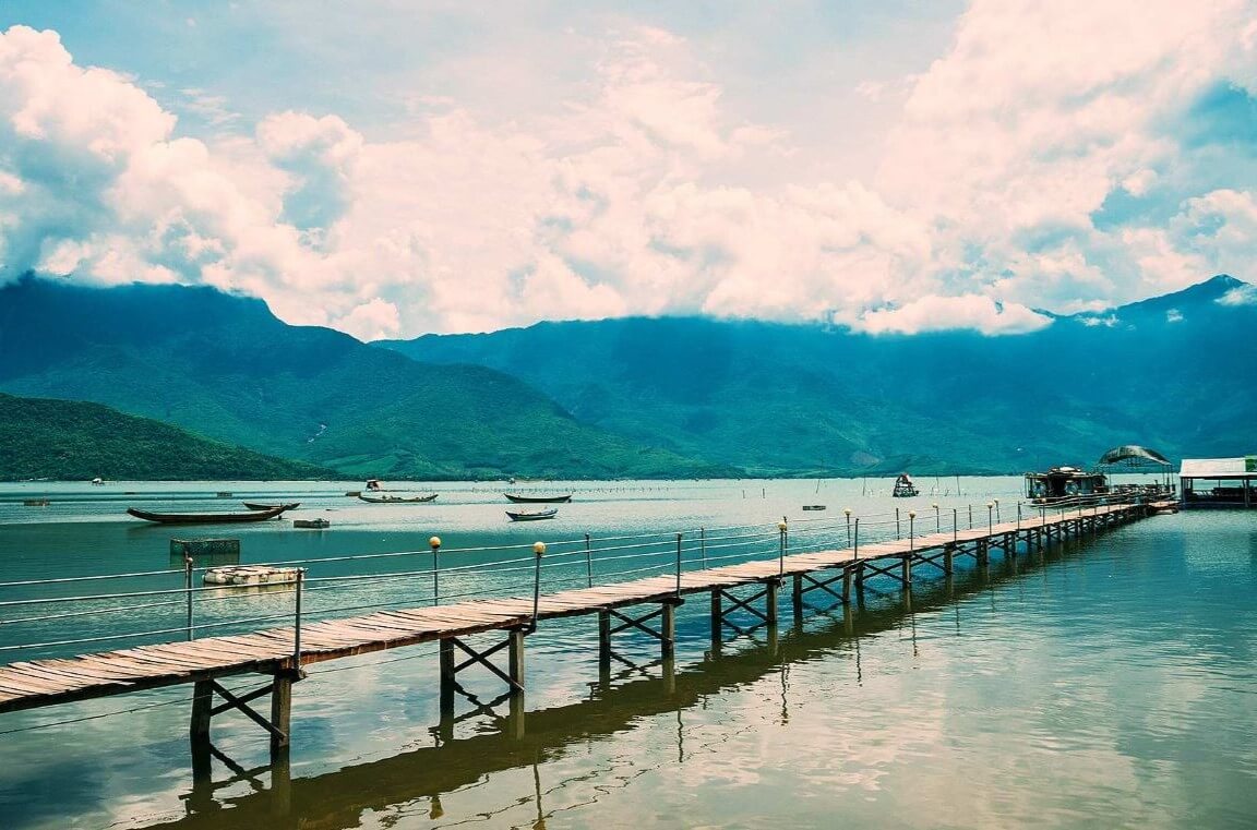 Khung cảnh Đầm Lập An vào những ngày mưa (sưu tầm) Khung cảnh Đầm Lập An vào những ngày mưa (sưu tầm)