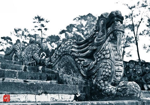 Lăng Gia Long Huế sử dụng chất liệu vôi gạch để đắp hình rồng (sưu tầm) Lăng Gia Long Huế sử dụng chất liệu vôi gạch để đắp hình rồng (sưu tầm)