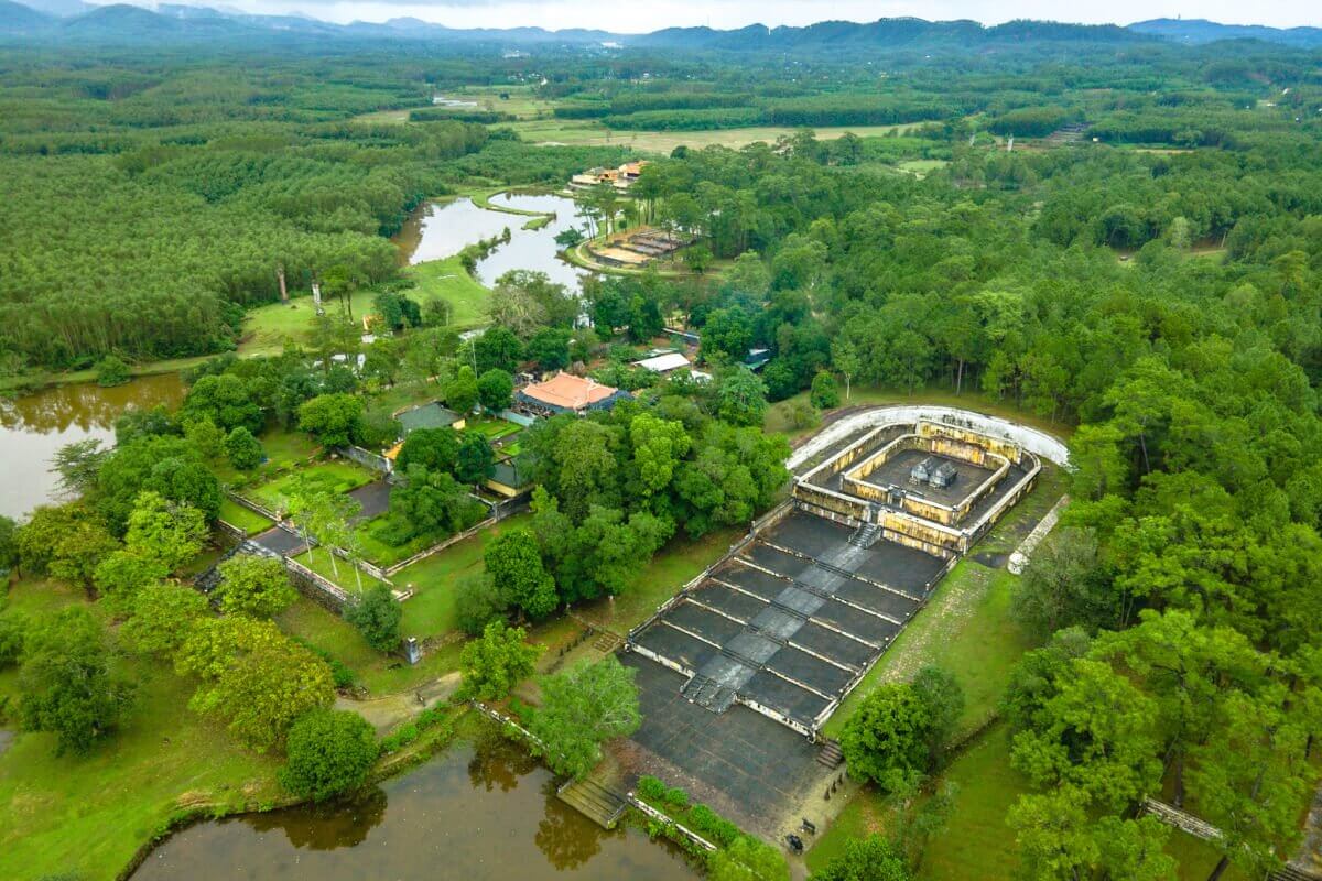 Lăng Gia Long được bao quanh bởi những dãy núi hùng vĩ (sưu tầm) Lăng Gia Long được bao quanh bởi những dãy núi hùng vĩ (sưu tầm)
