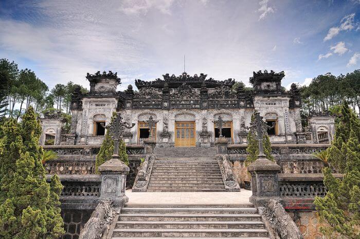 Lăng Khải Định pha trộn giữa kiến trúc Á Âu (sưu tầm) Lăng Khải Định pha trộn giữa kiến trúc Á Âu (sưu tầm)