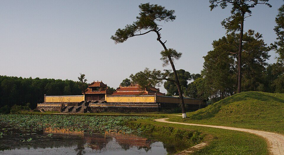 Lăng Thiên Thọ Hữu nơi an tán các phi tần và hoàng thân (sưu tầm) Lăng Thiên Thọ Hữu nơi an tán các phi tần và hoàng thân (sưu tầm)