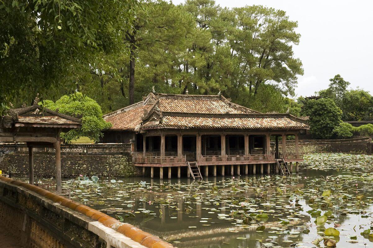 Lăng Tự Đức Nơi an giấc đầy nhã nhặn của vị vua uyên bác với tâm hồn thi sĩ (Ảnh Sưu tầm) Lăng Tự Đức Nơi an giấc đầy nhã nhặn của vị vua uyên bác với tâm hồn thi sĩ (Ảnh Sưu tầm)